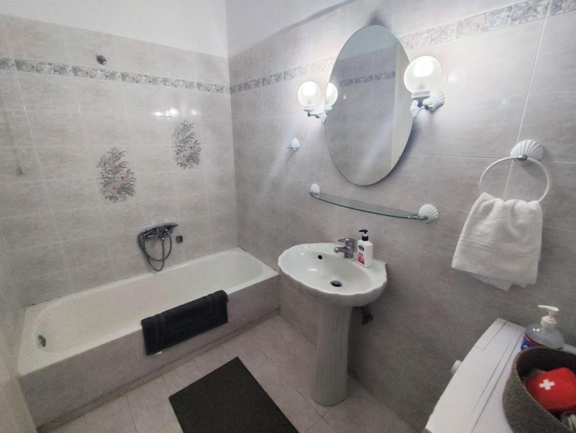 Mando Patrasso - Classical Apartment In The Center Of Patras With Free Parking Exterior photo